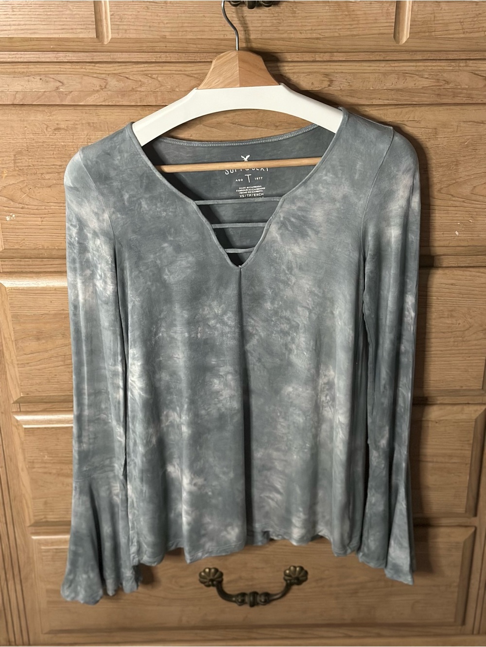 American Eagle Soft & Sexy Gray Tie-Dye V-Neck L/S Viscose Top w/ Bell Sleeves